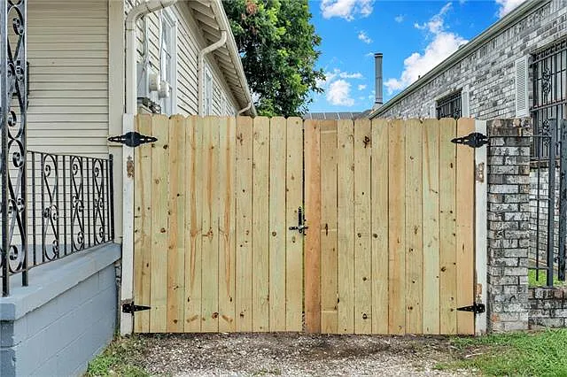 2428 Eagle St — Photo 16