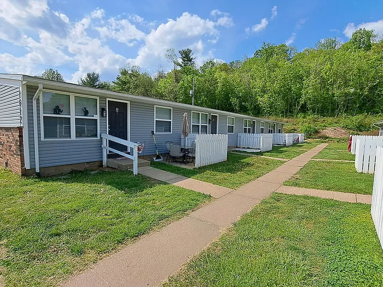 Evergreen Apartments & Townhouses in Belpre, OH — Photo 6