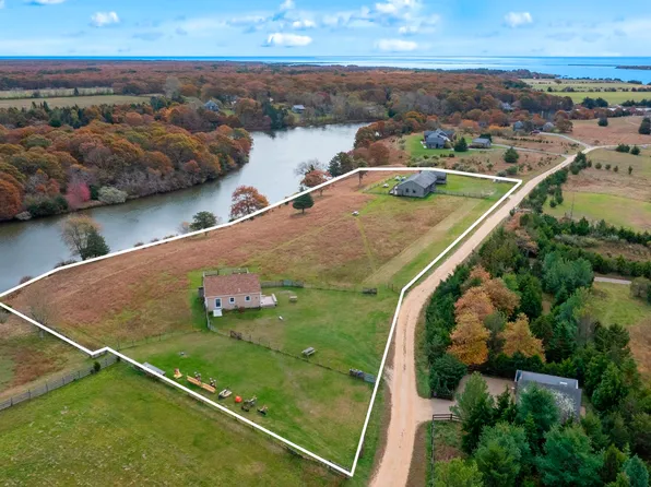 104 Pond View Farm Rd, West Tisbury, MA 02575