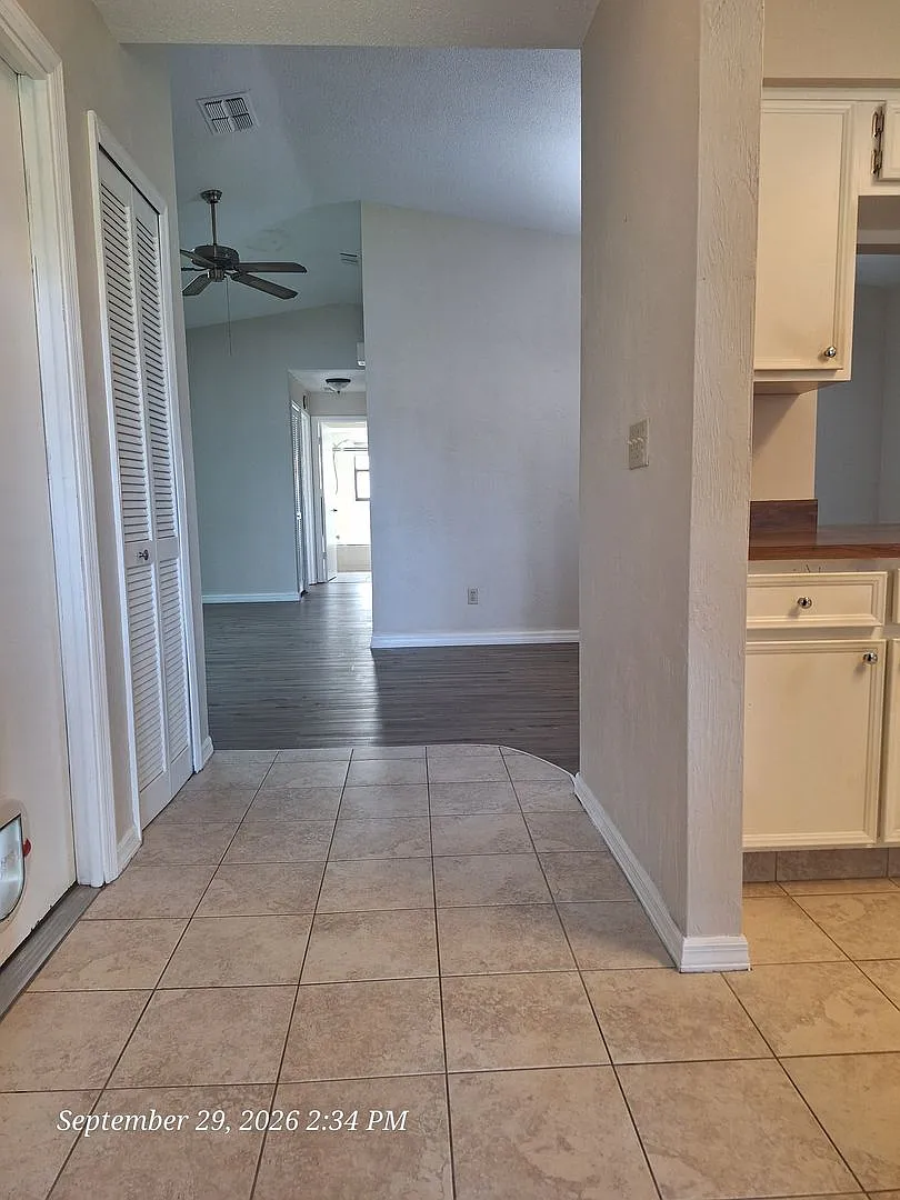 2BR 2BA 1 car garage Duplex with 2 porches — Photo 3