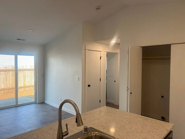 724 SE 135th Ct — Photo 8