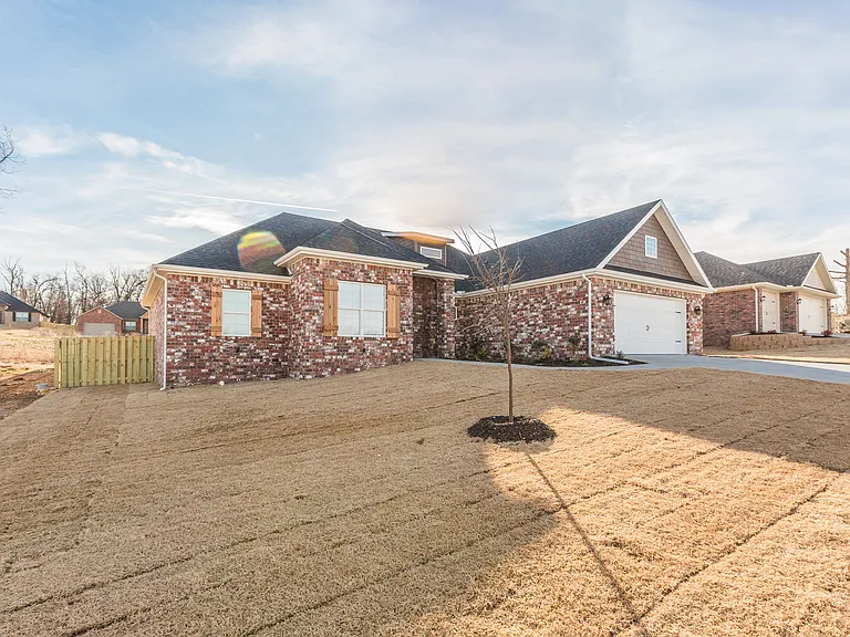 1511 Abbey Ln — Photo 2