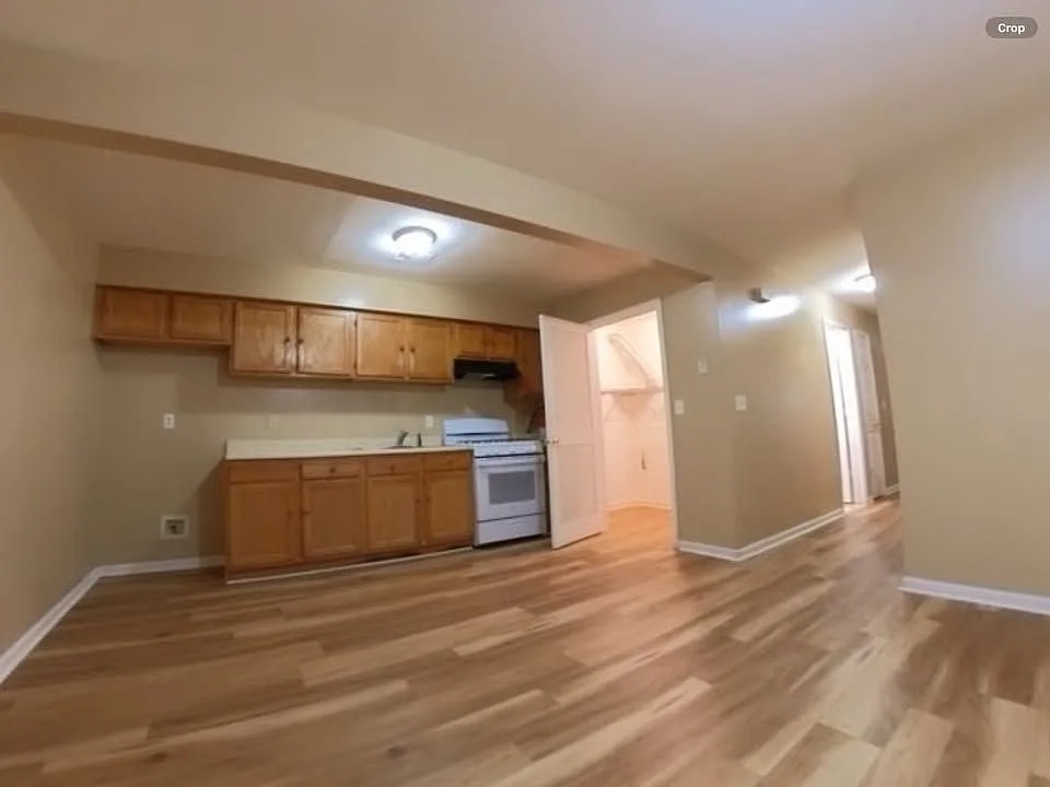 3 bed, 1.0 bath, 1000 sqft, $1,900 — Photo 1