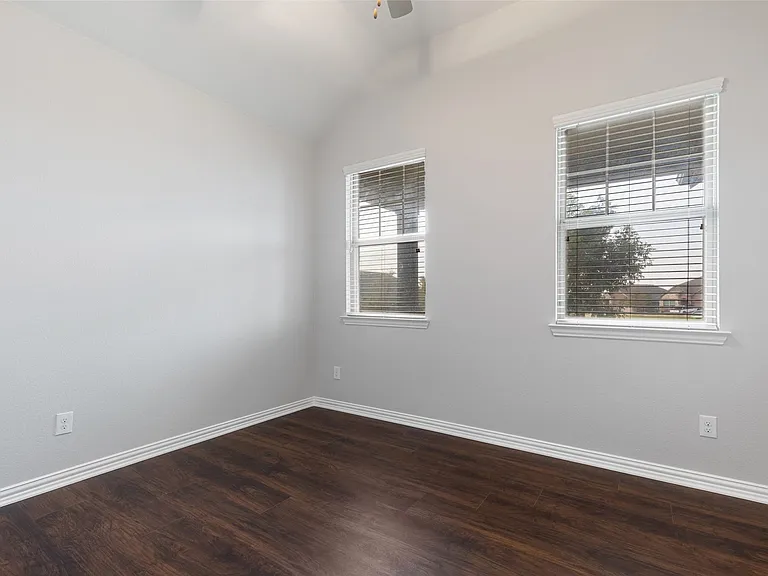912 Slate Ln — Photo 3