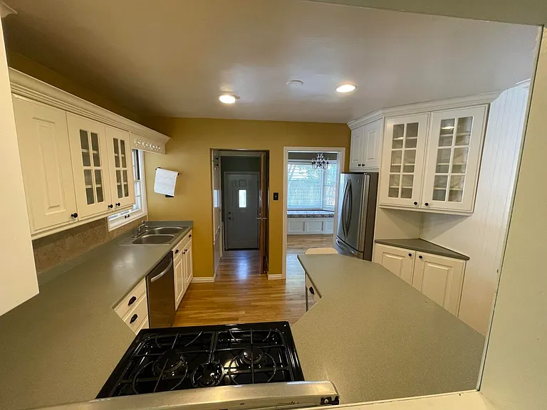 1323 E Logan Ave — Photo 4