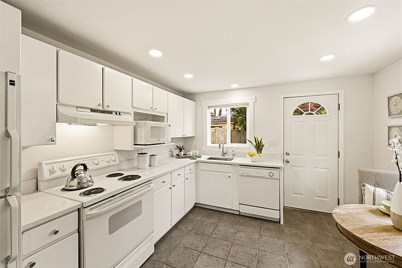 5th image of 2722 NE Blakeley Street