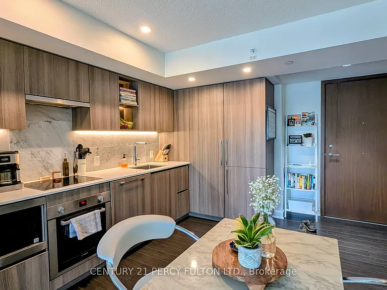 17 Bathurst St #808 — Photo 5