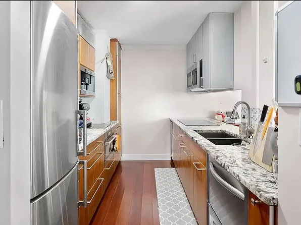 224 East 52nd Street 11 image 2 of 8