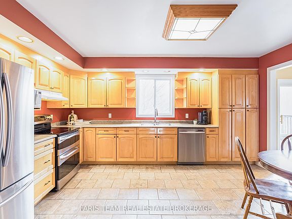 4th image of 704 Trinity St