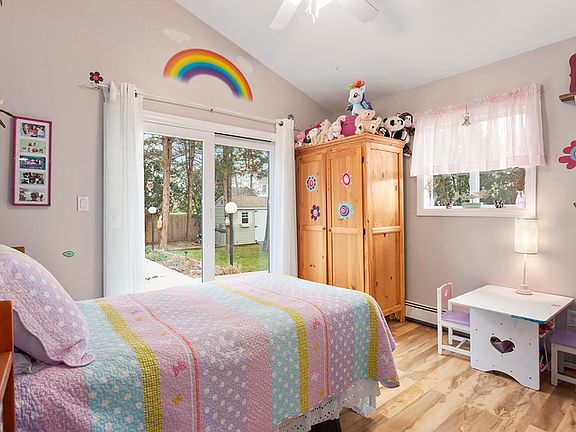 Patio sliders to the pool..