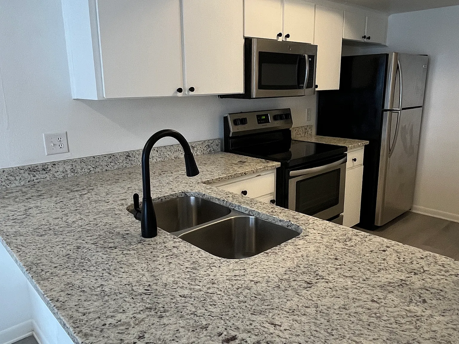 1 bed, 700 sqft, $1,550 — Photo 2