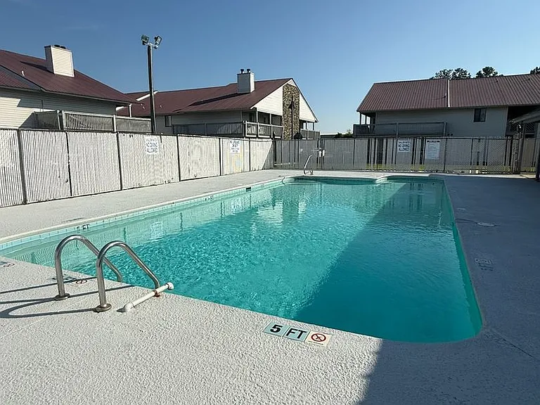 Stonehenge Apartments — Photo 18