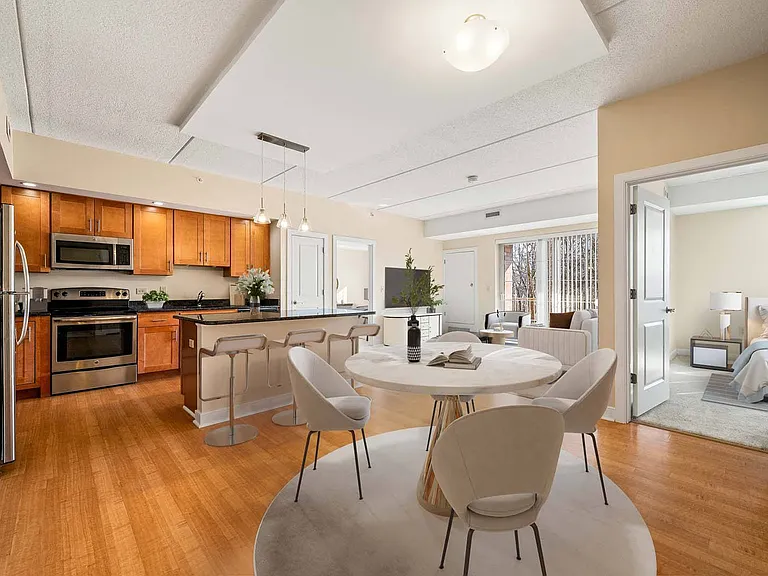 588 Wellington Sq — Photo 8
