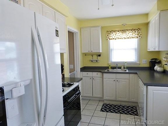 5th image of 24705 Harmon St