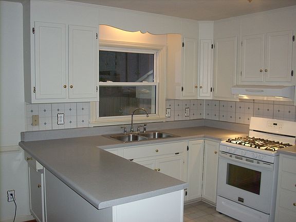 Kitchen (13' x 8.5')