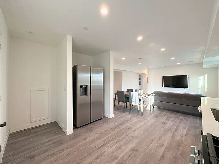 1729 W Adams Blvd — Photo 9