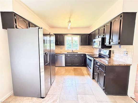 2nd image of 200 Ridgelea Ct