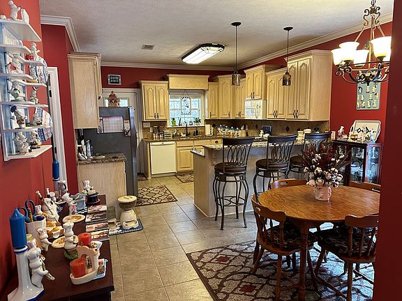 4th image of 404 Shanna Ln NW