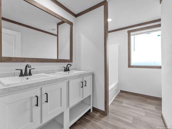 2629 FM 1332, Jourdanton, TX 78069