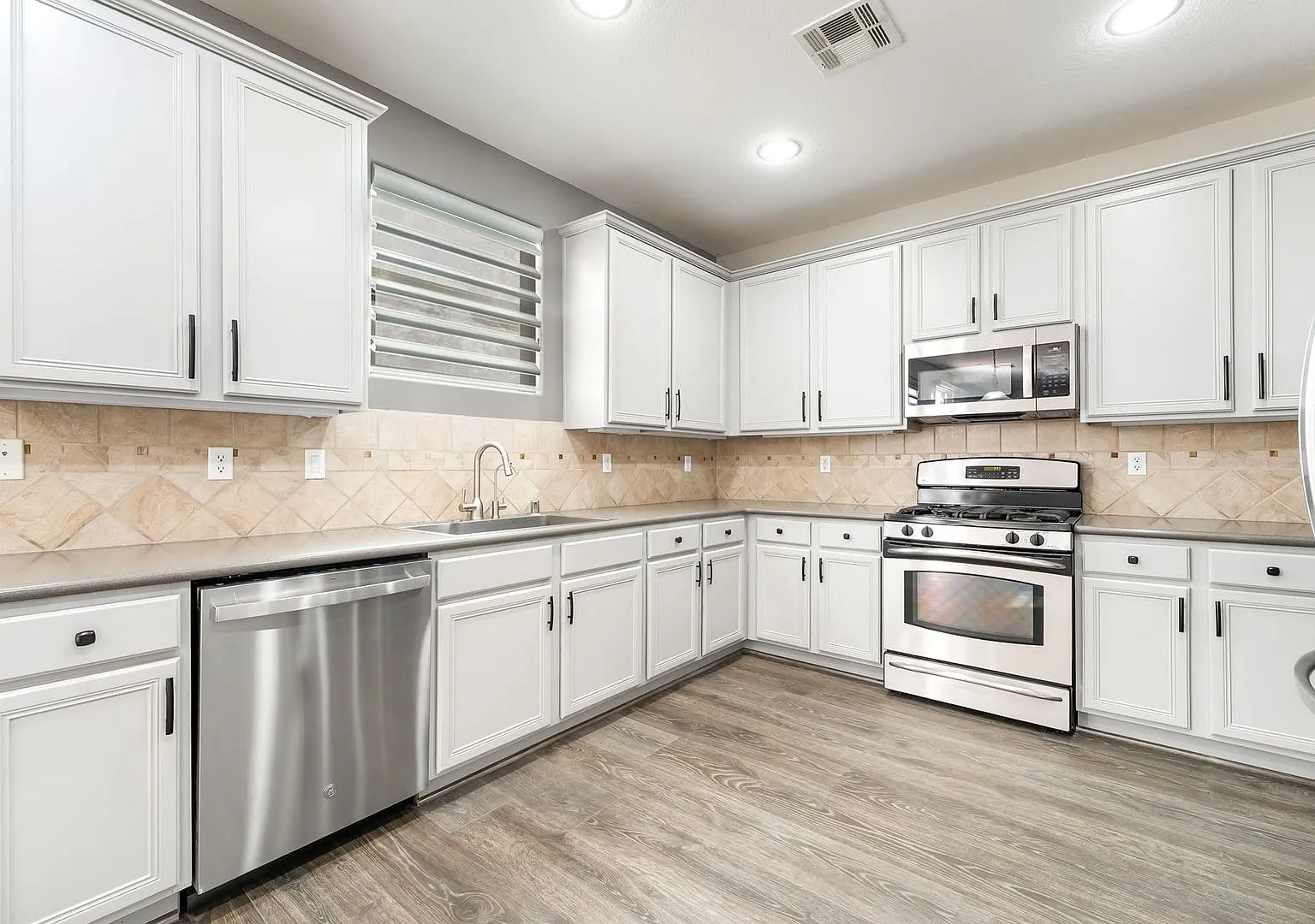 4-Bedroom in Gated Community within Mountains Edge — Photo 2