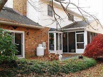 3rd image of 954 Orchard Lake Dr