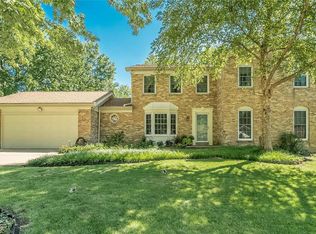 16028 Clarkson Woods Dr, Chesterfield, MO 63017