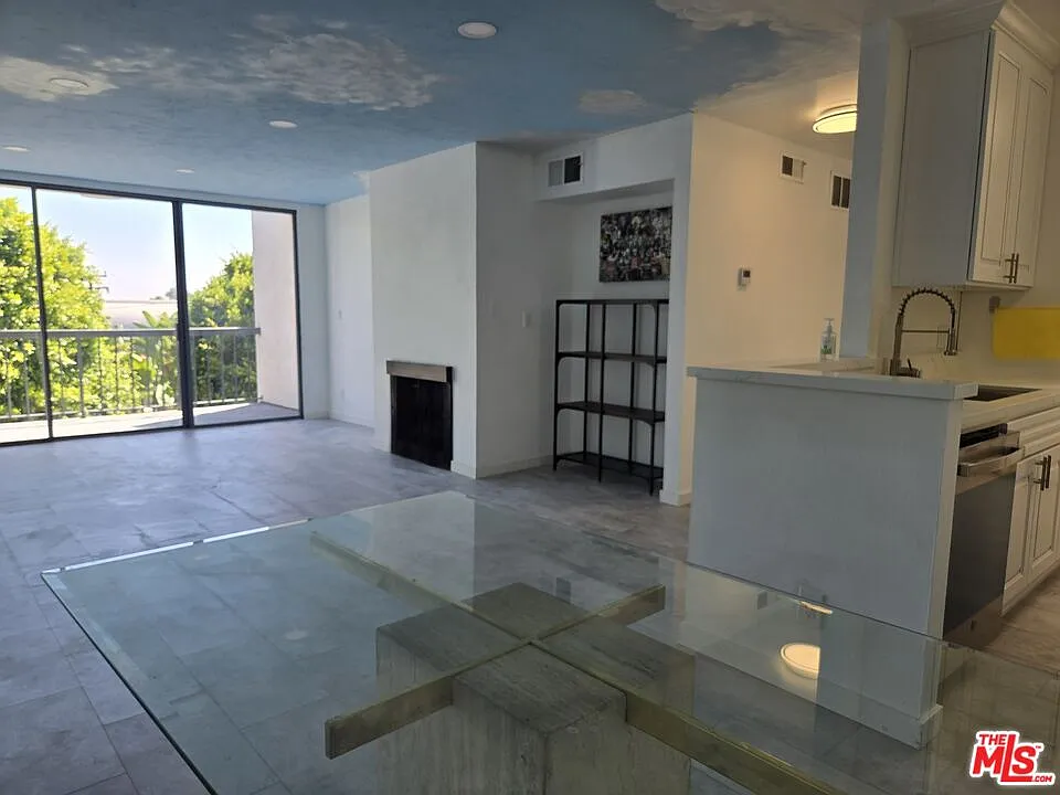 8535 W West Knoll Dr — Photo 2