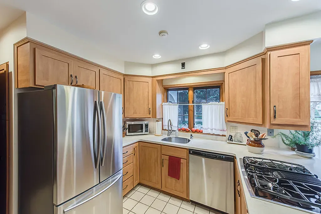1123 Holyrood St — Photo 2