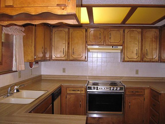 3rd image of 1613 N Christy St