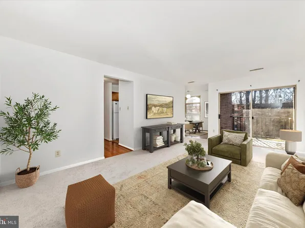 3316 Woodburn Village Dr APT 12, Annandale, VA 22003