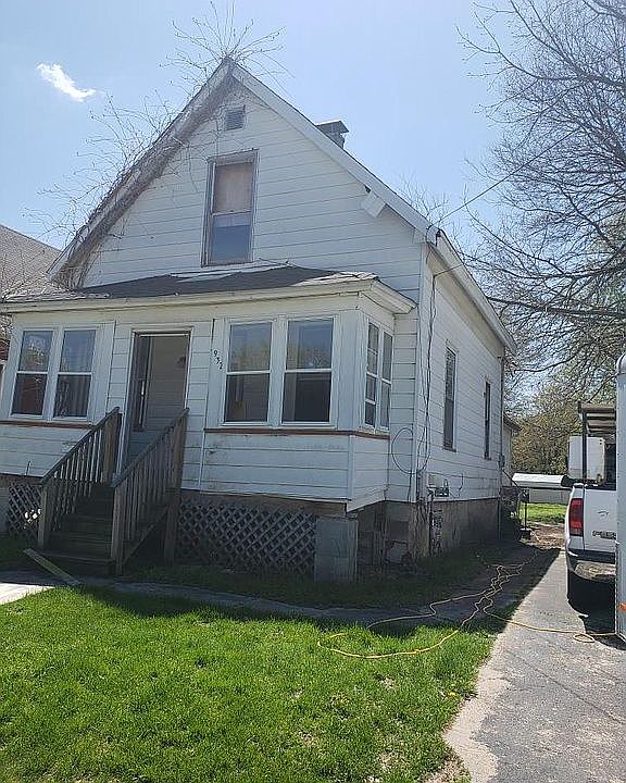1st image of 932 E South St