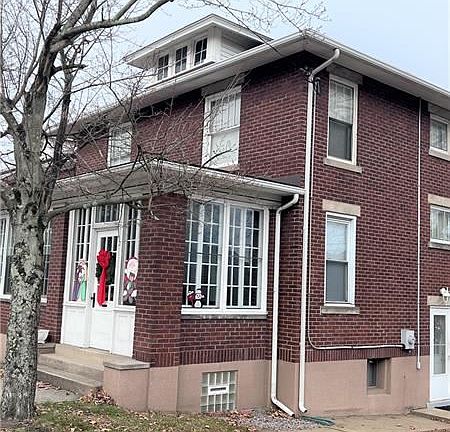 2nd image of 109 N 1st St