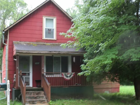 1237 Dover St SW, Warren, OH 44485