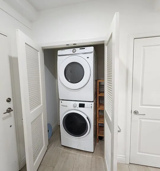 147 S Doheny Dr — Photo 2