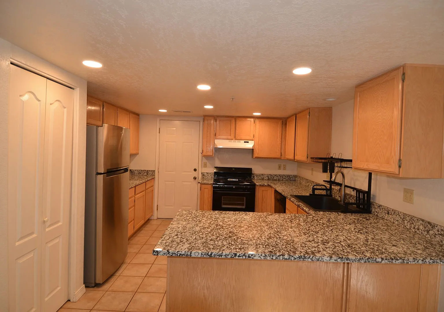 Spacious 3BR Townhome Everything Included & Dog Friendly — Photo 3