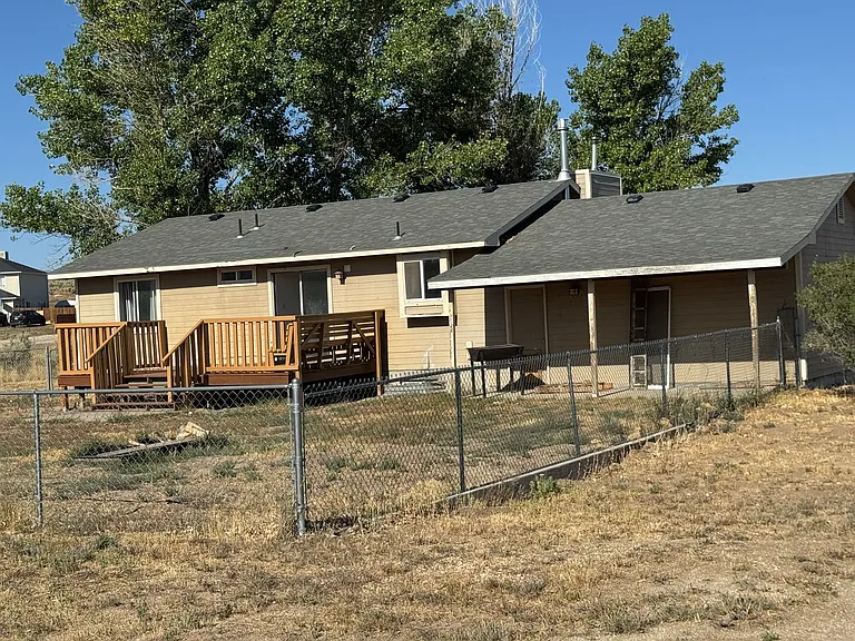 660 Thistle Dr — Photo 3
