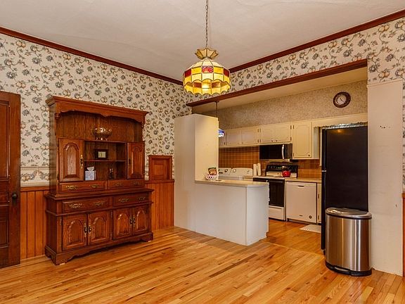 3rd image of 196 Chestnut St