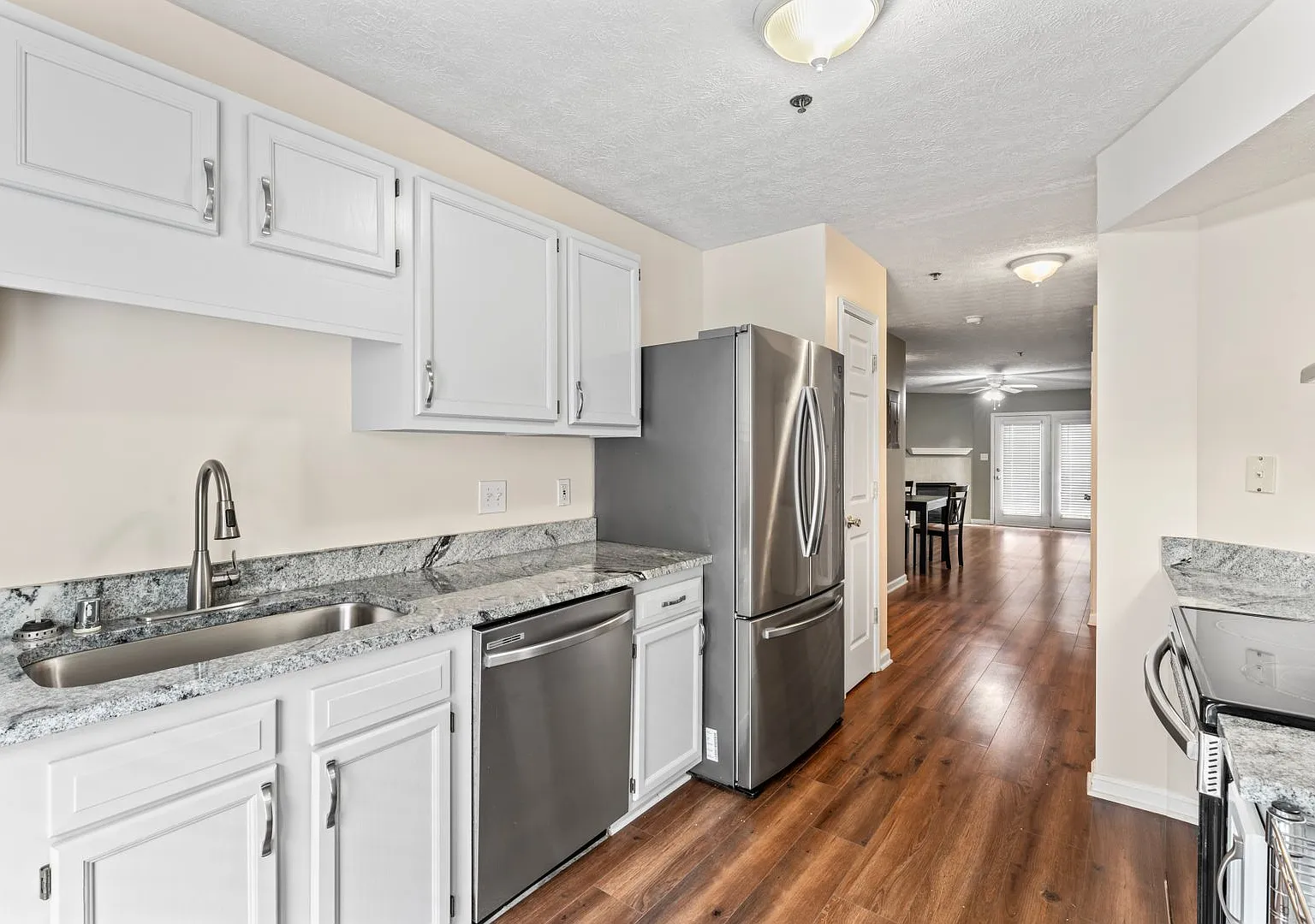 Beautiful Two Bedroom, Two Bathroom Condo — Photo 2