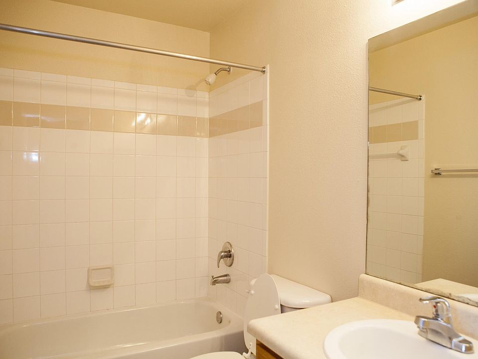 1st image of 910 N Frio St #3b9aacefe