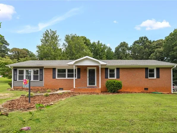 4705 Cale Ct, Walkertown, NC 27051