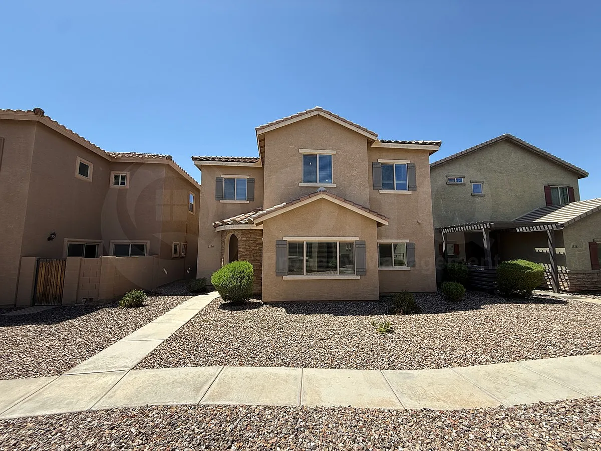4 bed, 2.5 bath, 2078 sqft, $2,299 — Photo 2