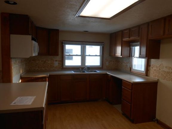 3rd image of 921 N Sexton St