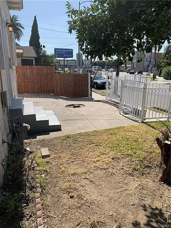 3 bed, 1000 sqft, $3,275 — Photo 3