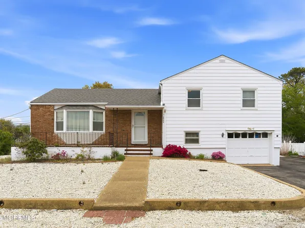 2400 Stanley Drive, Toms River, NJ 08753
