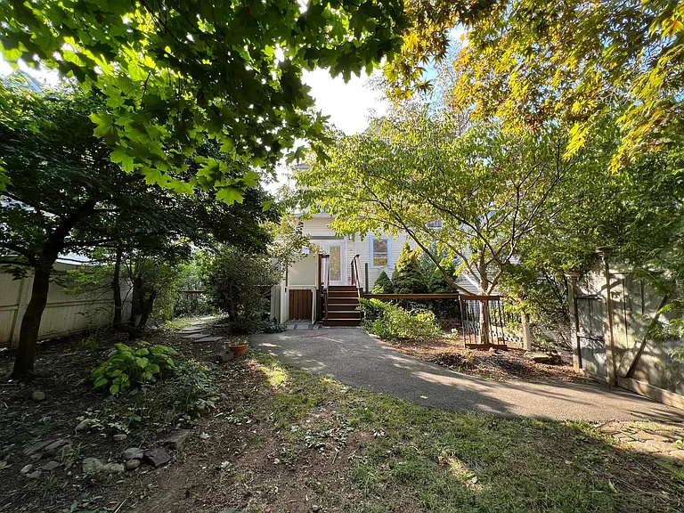 569 Whitney Ave #1R — Photo 22
