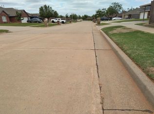 640 W Carson Dr, Mustang, OK 73064
