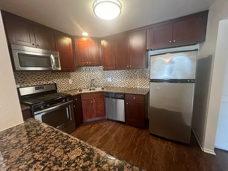 Versailles on the Lake Apartments — Photo 111