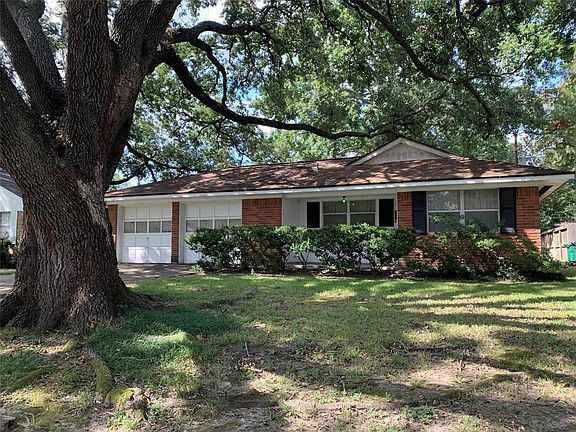 Live Oak shade tree in front. Located in popular Willowbend area.