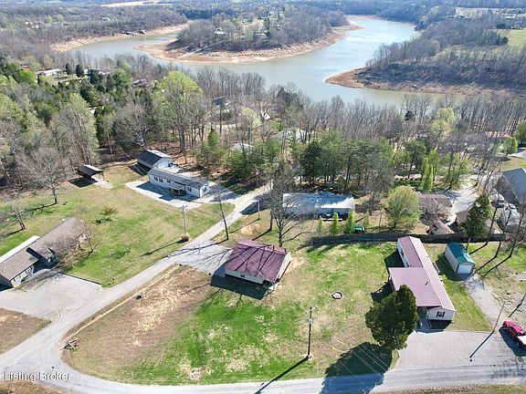 3rd image of 100 Spruce Dr