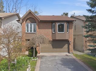 4 Hackett St, Ottawa, ON K1V 0P8